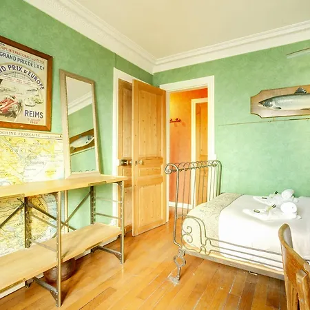 At The Heart Of Les Batignolles Apartment